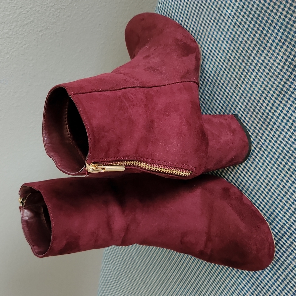 Chic Suede Ankle Boots in Rich Burgundy